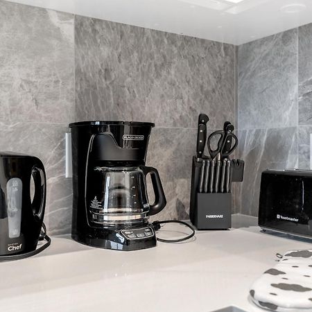 Modern Comfort At Ubc: 1Br Condo Near Campus Vancouver Exterior foto